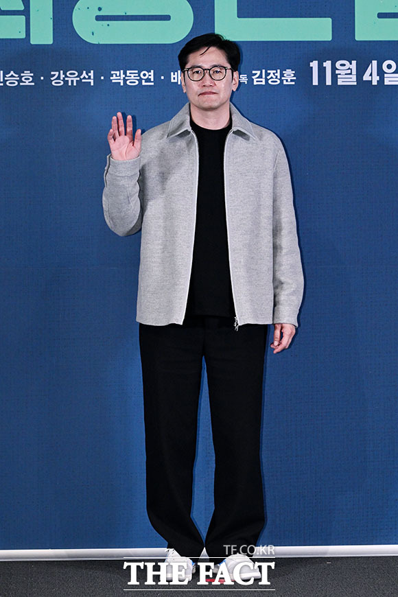 김정훈 감독과 배우 강유석, 조이현, 배강희, 김재원(왼쪽부터)이 28일 오후 서울 용산구 CGV 용산아이파크몰에서 열린 영화 ‘최종면접’ 언론배급시사회 및 기자간담회에 참석해 포즈를 취하고 있다. /서예원 기자