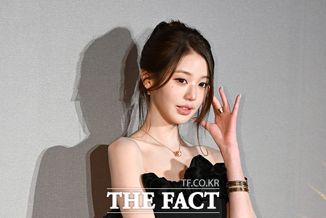 장원영이 카메라를 응시하고 있다.