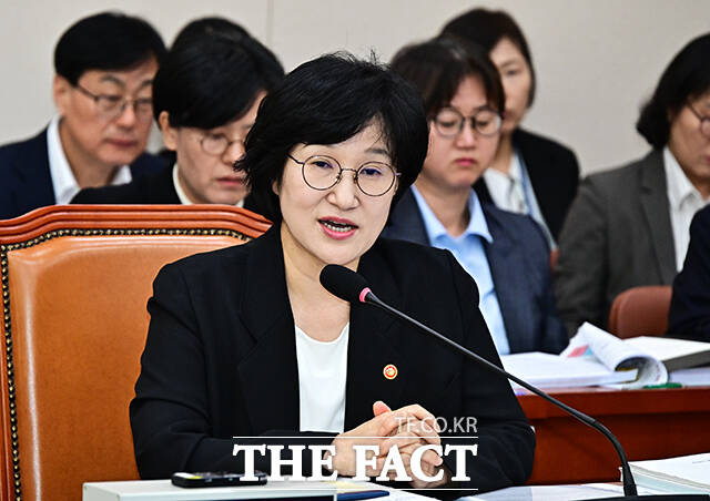 원민경 성평등가족부 장관이 28일 오전 서울 여의도 국회 성평등가족위원회에서 열린 성평등가족부에 대한 국정감사에 출석해 증인선서를 하고 있다.