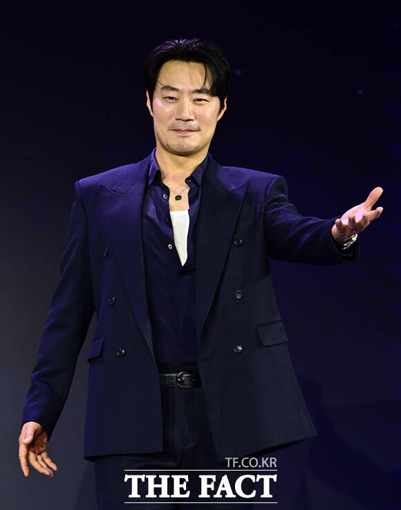 배우 김민하와 김다민 감독, 한준희 기획총괄, 배우 이희준(왼쪽부터)이 28일 서울 여의도 페어몬트 앰배서더 서울에서 열린 넷플릭스 새 오리지널 시리즈 '꿀알바' 제작발표회에 참석해 포즈를 취하고 있다. /이새롬 기자