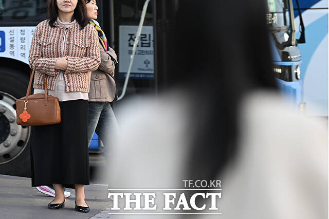아침 최저기온이 영하 2도까지 떨어진 28일 오전 서울 종로구 세종대로 사거리에서 시민들이 두꺼운 외투를 입고 출근하고 있다. /박상민 기자