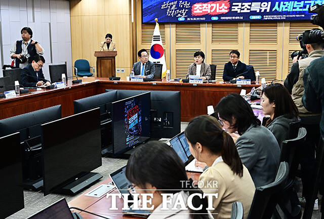 차규근 조국혁신당 의원과 박성준 더불어민주당 의원, 서영교 법사위원장, 한병도 더불어민주당 원내대표, 전용기 더불어민주당 의원, 이건태 더불어민주당 의원(왼쪽부터)이 28일 오후 서울 여의도 국회 의원회관 제1세미나실에서 열린 '윤석열 정권 정치검찰 조작기소 국조특위 사례보고회'에 참석해 기념사진 촬영을 하고 있다.