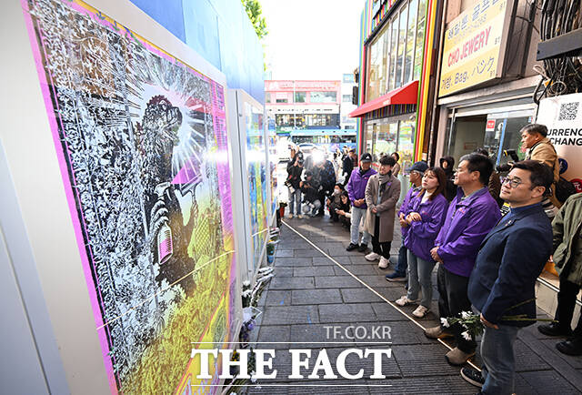 10·29 이태원 참사 4주기를 하루 앞둔 28일 오후 서울 용산구 10·29 기억과 안전의 길에서 '기억과 안전의 길' 4주기 빌보드 개막식' 기자회견이 열린 가운데 관계자가 빌보드에 대한 설명을 하고 있다. /박헌우 기자