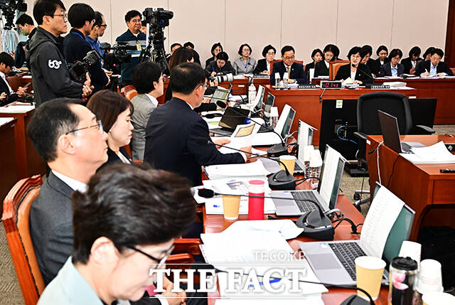 원민경 성평등가족부 장관이 28일 오전 서울 여의도 국회 성평등가족위원회에서 열린 성평등가족부에 대한 국정감사에 출석해 증인선서를 하고 있다.