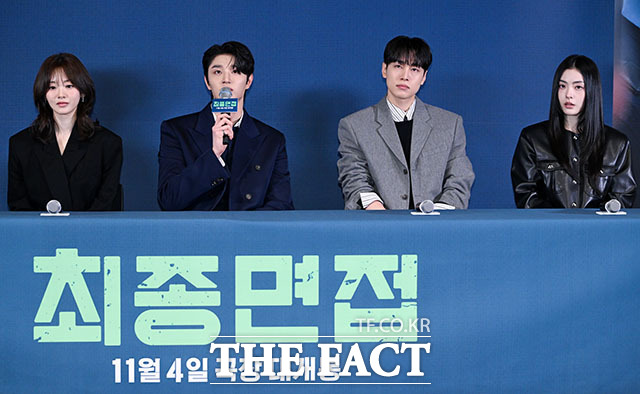 배우 조이현 김재원 강유석 배강희(왼쪽부터)가 호흡을 맞춘 '최종면접'은 최종면접장에 모인 6인의 지원자들이 각자의 폭로가 담긴 의문의 봉투를 발견하면서 서로를 의심하고 혼란에 빠지는 이야기를 그린 작품이다. /서예원 기자