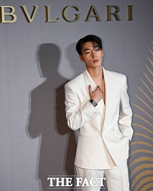 산이 'BAD' 안무를 취하고 있다.