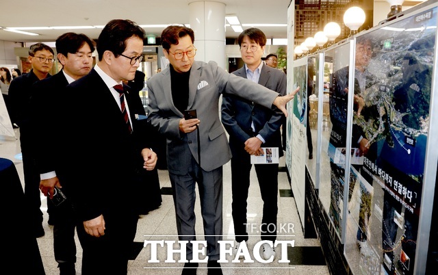 엄승용 보령시장(왼쪽)이 시청 1층 로비에 마련된 '미래의 보령' 전시회장을 둘러보고 있다. /보령시