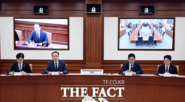 이형일 부총리 겸 재정경제부 장관(왼쪽)이 28일 오전 서울 종로구 정부서울청사에서 열린 경제관계장관회의-과학기술관계장관회의 연석회의에 참석해 모두발언을 하고 있다. /임영무 기자