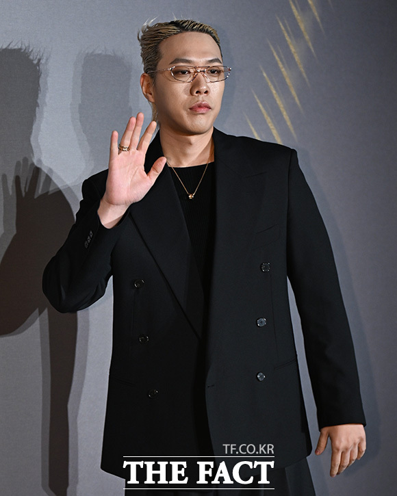 가수 비와이가 28일 오후 서울 강남구 송은에서 열린 불가리(BVLGARI) '빛, 형상 그리고 비전' 전시 프리뷰 포토월에 참석해 포즈를 취하고 있다.