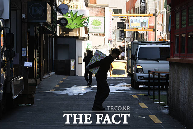 음식점 관계자가 주류 박스를 옮기고 있다.