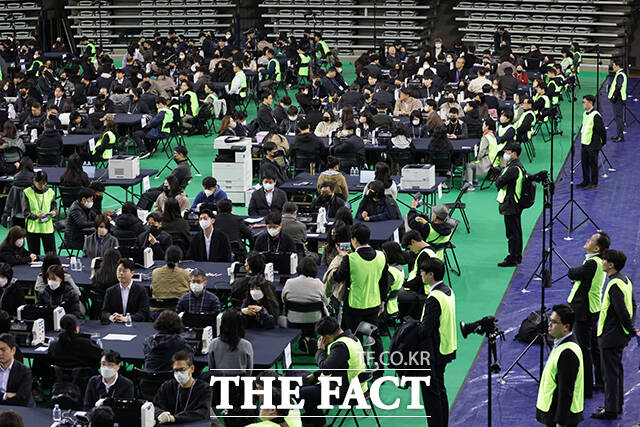 이날 검증참관인으로 참석한 장동혁 국민의힘 대표(왼쪽)가 참관 현장의 촬영 불가 방침을 두고 이태한 특검(오른쪽)과 대화를 나누고 있다. /사진공동취재단