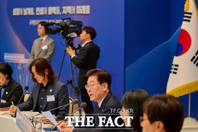 이재명 대통령은 28일 더불어민주당 5선 이상 중진 국회의원들에게 당의 말과 행동에서도 국민 눈높이에 맞는 책임 있는 모습을 보여야 한다고 강조했다. 이 대통령이 23일 청와대에서 주재한 규제합리화위원회 제2차 전체회의에서 발언하고 있다. /청와대