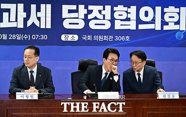 국회 재정경제위원장인 조승래 민주당 의원도 과세 시행에 앞서 정부의 준비 상황을 추가로 점검해야 한다고 강조했다. 사진은 28일 오전 서울 여의도 의원회관에서 열린 가상자산과세 당정협의회에 참석해 권칠승 정책위의장과 대화를 하고 있는 김민석 민주당 대표. /국회=배정한 기자