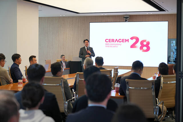 세라젬 창립 28주년 기념식에서 이경수 대표이사 사장이 임직원들에게 회사 비전을 공유하고 있다. /세라젬