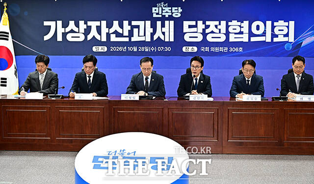 발언하는 김민석 더불어민주당 대표(왼쪽 네번째).