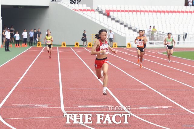 계룡중 3학년 시절의 양예빈이 2019년7월29일 잠실종합운동장에서 펼쳐진 제40회 전국시도대항육상경기대회 여자 중학교 400m 결승에서 압도적인 질주를 펼치고 있다. 그는 이날 55초29를 기록하며, 여자중학교 부별기록(종전기록: 55초60, 1990년)을 29년 만에 경신했다. /대한육상연맹