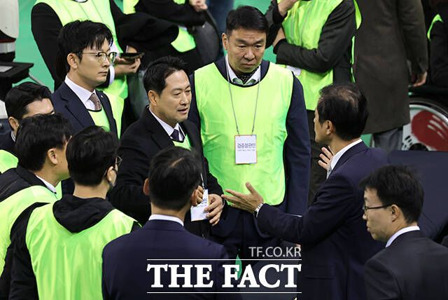 이날 검증참관인으로 참석한 장동혁 국민의힘 대표(왼쪽)가 참관 현장의 촬영 불가 방침을 두고 이태한 특검(오른쪽)과 대화를 나누고 있다. /사진공동취재단