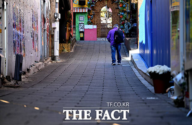 10·29 이태원 참사 4주기를 하루 앞둔 28일 오후 서울 용산구 10·29 기억과 안전의 길을 찾은 유가족이 참사 현장을 둘러보고 있다. /박헌우 기자