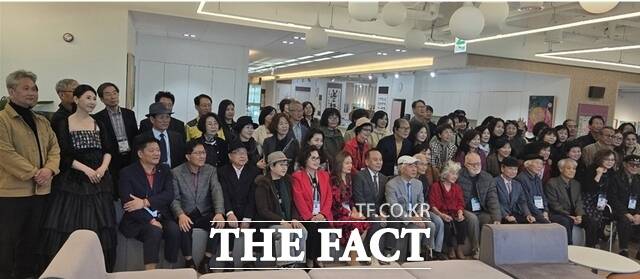 27일 오후 송도국제도시 재외동포웰컴센터에서 열린 2026 인천-하와이 국제미술교류전 개막식에서 출품 작가와 내빈들이 기념 촬영을 하고 있다. /김재경 기자