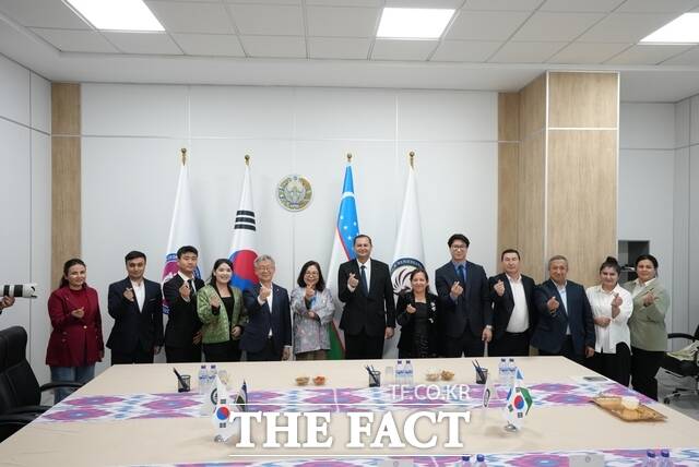 23일 전북대학교 조화림 국제처장 등 방문단이 우즈베키스탄 르네상스대학 베크조트 로지모프 총장 등 관계자들이 참석한 가운데 JBNU 국제센터 개소식을 갖고 기념 촬영을 하고 있다. /전북대