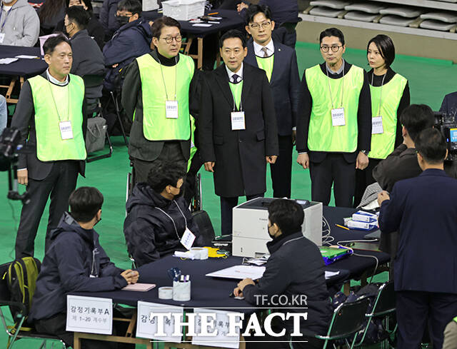 이날 검증참관인으로 참석한 장동혁 국민의힘 대표(왼쪽)가 참관 현장의 촬영 불가 방침을 두고 이태한 특검(오른쪽)과 대화를 나누고 있다. /사진공동취재단