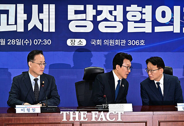 권칠승 정책위의장(오른쪽)과 대화하는 김민석 더불어민주당 대표(가운데).