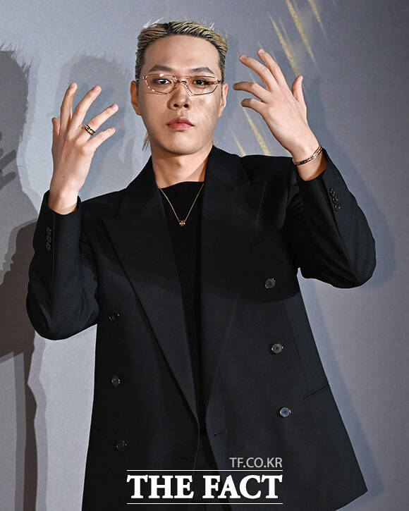 가수 비와이가 28일 오후 서울 강남구 송은에서 열린 불가리(BVLGARI) '빛, 형상 그리고 비전' 전시 프리뷰 포토월에 참석해 포즈를 취하고 있다.