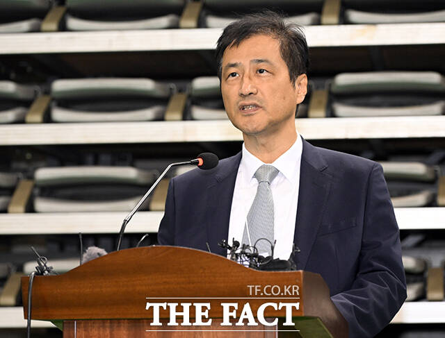 이날 검증참관인으로 참석한 장동혁 국민의힘 대표(왼쪽)가 참관 현장의 촬영 불가 방침을 두고 이태한 특검(오른쪽)과 대화를 나누고 있다. /사진공동취재단