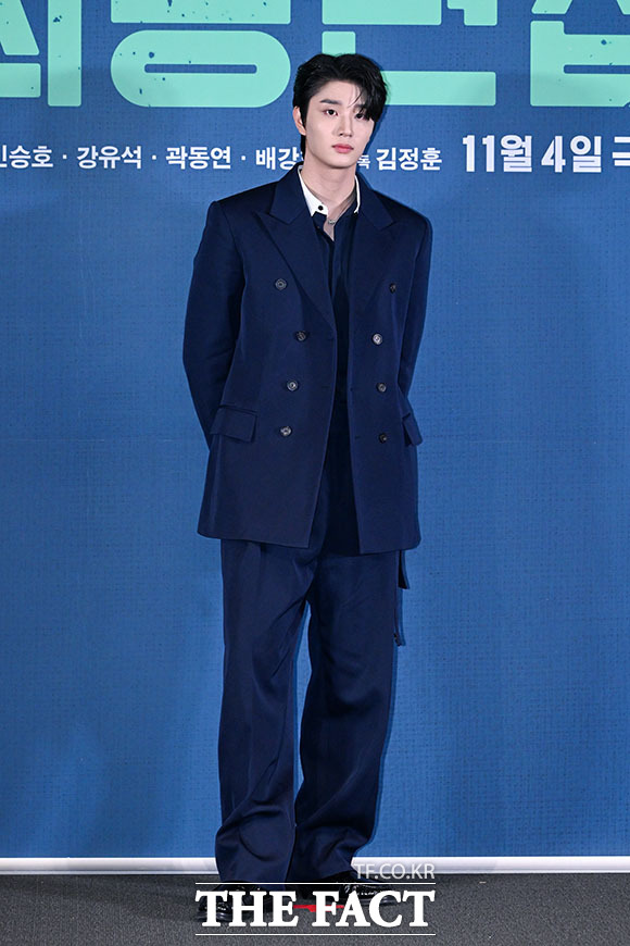 김정훈 감독과 배우 강유석, 조이현, 배강희, 김재원(왼쪽부터)이 28일 오후 서울 용산구 CGV 용산아이파크몰에서 열린 영화 ‘최종면접’ 언론배급시사회 및 기자간담회에 참석해 포즈를 취하고 있다. /서예원 기자