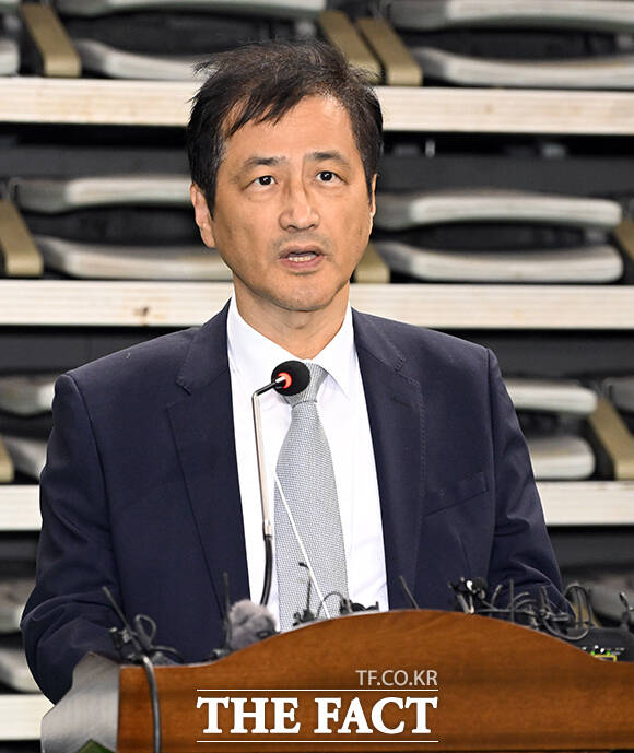 이날 검증참관인으로 참석한 장동혁 국민의힘 대표(왼쪽)가 참관 현장의 촬영 불가 방침을 두고 이태한 특검(오른쪽)과 대화를 나누고 있다. /사진공동취재단