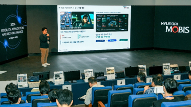 현대모비스가 차량용 응용프로그램 경진 대회인 '2026 모빌리티 애플리케이션 해커톤'을 개최했다. 결선에 오른 참가자가 앱 개발 배경을 설명하고 있는 모습 / 현대모비스