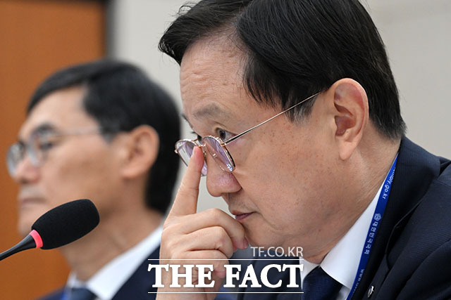 이찬진 금융감독원장이 19일 오전 서울 여의도 국회에서 열린 정무위원회의 금융감독원 등에 대한 국정감사에 출석해 안경을 고쳐쓰고 있다. /국회=서예원 기자