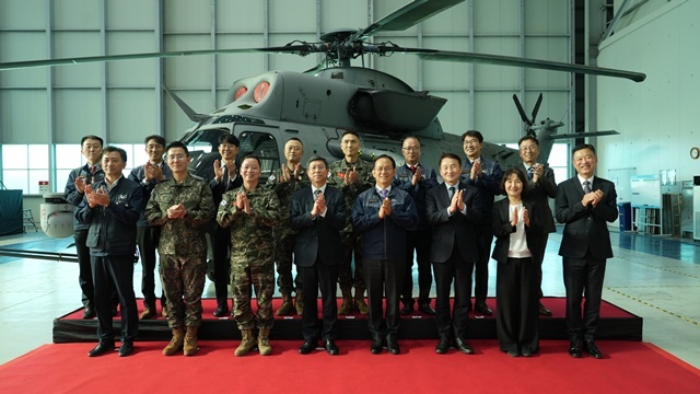 KAI는 28일 경남 사천 본사에서 상륙공격헬기(MAH) 체계개발사업 종료 기념행사를 개최했다. 상륙공격헬기 사업종료 행사 기념 사진. /KAI