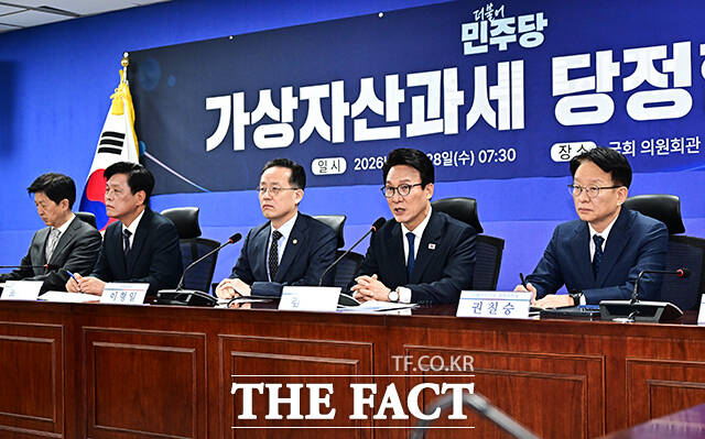 왼쪽 네번째 김민석 더불어민주당 대표(왼쪽 네번째).
