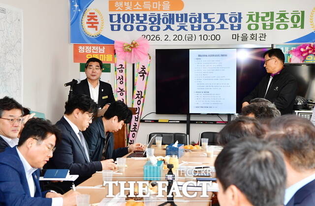 박종원 담양군수가 대통령실 비서관들에게 죽림마을 햇빛소득마을 사업 추진 현황을 보고하고 있다. /담양군