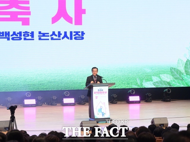 백성현 논산시장이 27일 오후 논산아트센터 대공연장에서 열린 '2026년 장기요양인의 날’'에서 축사를 하고 있다. /논산시