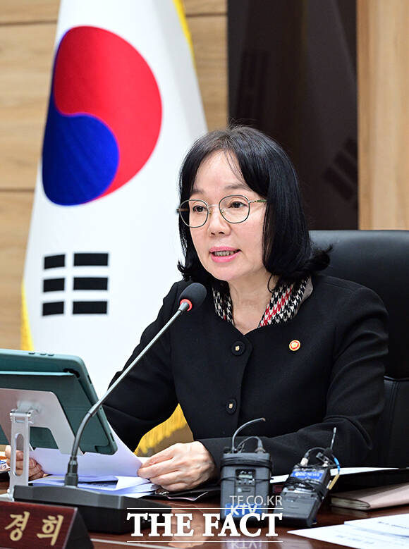 송경희 개인정보보호위원회 위원장이 28일 오후 서울 종로구 정부서울청사에서 열린 제21회 전체회의에 참석해 모두발언을 하고 있다. /임영무 기자