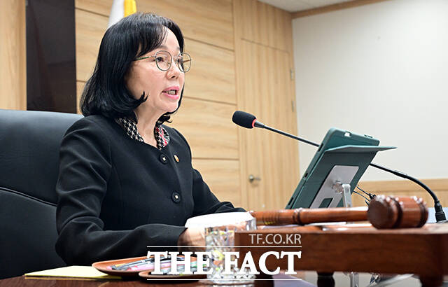 송경희 개인정보보호위원회 위원장이 28일 오후 서울 종로구 정부서울청사에서 열린 제21회 전체회의에 참석해 모두발언을 하고 있다. /임영무 기자