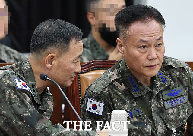 대화하는 김준호 국방정보본부장과 박민영 정보사령관(왼쪽).