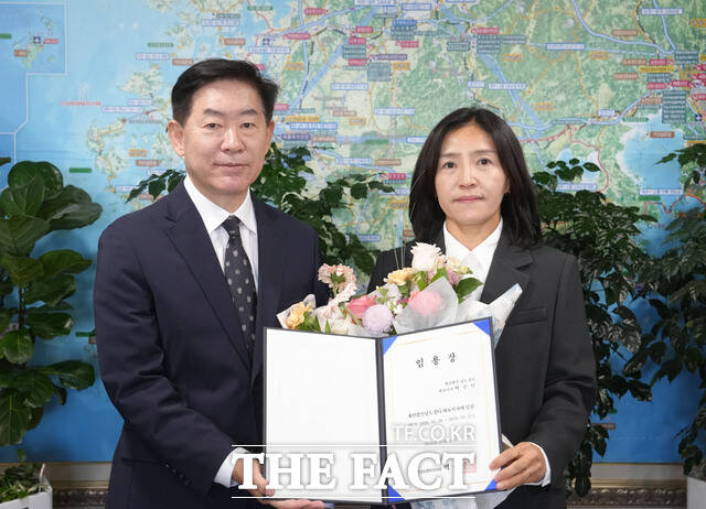 백승주 전남광주통합특별시 균형발전부시장이 28일 무안청사 집무실에서 박수인 재단법인 남도장터 대표이사 임용장을 수여하고 기념촬영을 하고 있다. /전남광주시