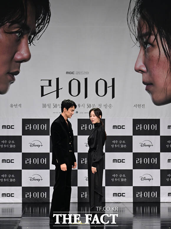 조영민 감독과 배우 서현진, 유연석(왼쪽부터)이 28일 오후 서울 마포구 상암동 MBC 골든마우스홀에서 열린 새 금토드라마 '라이어' 제작발표회에 참석해 포즈를 취하고 있다.
