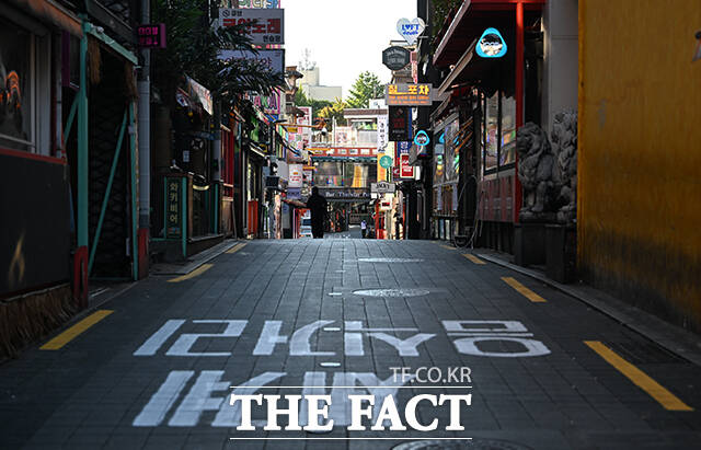 참사 현장 인근 이태원세계음식문화거리가 한산한 모습을 보이고 있다.