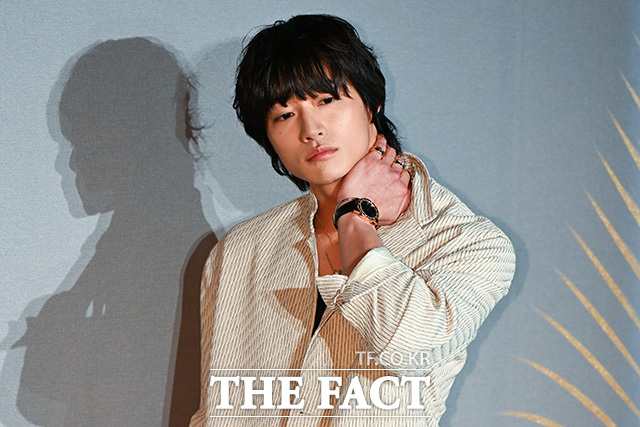 [더팩트 | 송호영 기자] 모델 카이가 28일 오후 서울 강남구 송은에서 열린 불가리(BVLGARI) '빛, 형상 그리고 비전' 전시 프리뷰 포토월에 참석해 포즈를 취하고 있다.