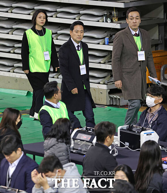 이날 검증참관인으로 참석한 장동혁 국민의힘 대표(왼쪽)가 참관 현장의 촬영 불가 방침을 두고 이태한 특검(오른쪽)과 대화를 나누고 있다. /사진공동취재단
