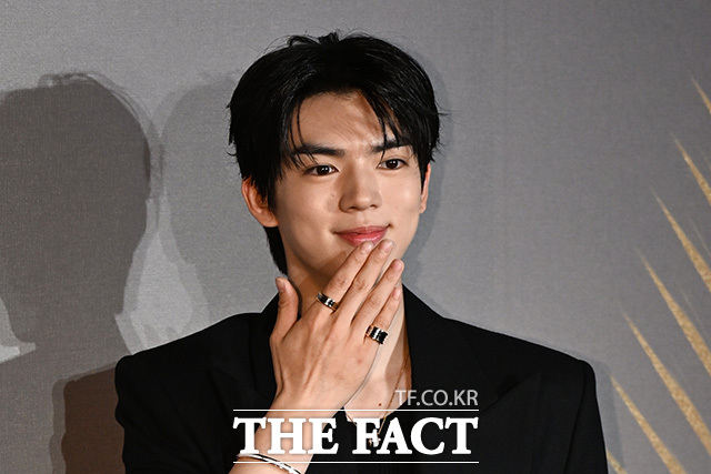 차준환이 '손 키스' 포즈를 하고 있다.