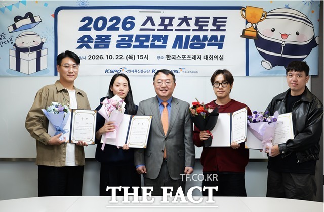 2026년 스포츠토토 숏폼 공모전 수상자들이 한국스포츠레저 김대욱 대표이사와 기념 촬영을 하고 있다. 사진 왼쪽부터 장려상 김민엽 씨, 우수상 배민지 씨, 김대욱 대표이사, 최우수상 조규대 씨, 장려상 김경학 씨./한국스포츠레저