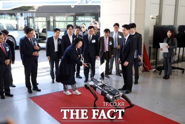 추미애 경기도지사가 28일 열린 '피지컬 AI 대전환 선포식'에 참석한 모습. /경기도