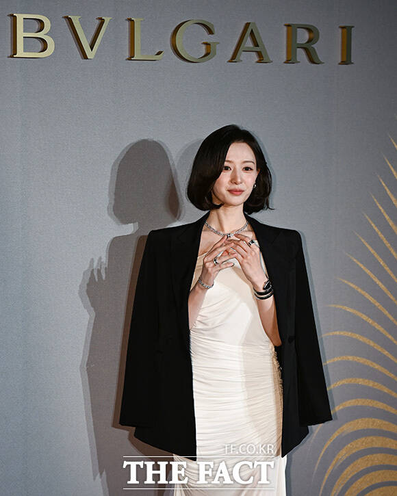 김지원이 '손 하트' 포즈를 하고 있다.