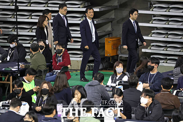 이날 검증참관인으로 참석한 장동혁 국민의힘 대표(왼쪽)가 참관 현장의 촬영 불가 방침을 두고 이태한 특검(오른쪽)과 대화를 나누고 있다. /사진공동취재단