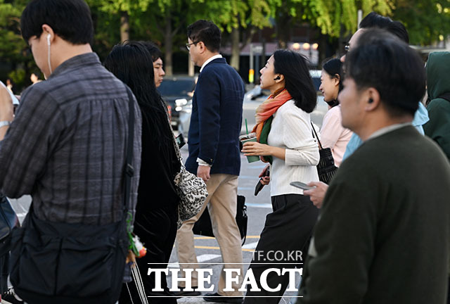 28일 행정안전부에 따르면 국내 거주 외국인주민이 266만명을 넘어서며 역대 최대치를 기록했다. 사진은 기사 내용과 직접 관련 없음./서예원 기자